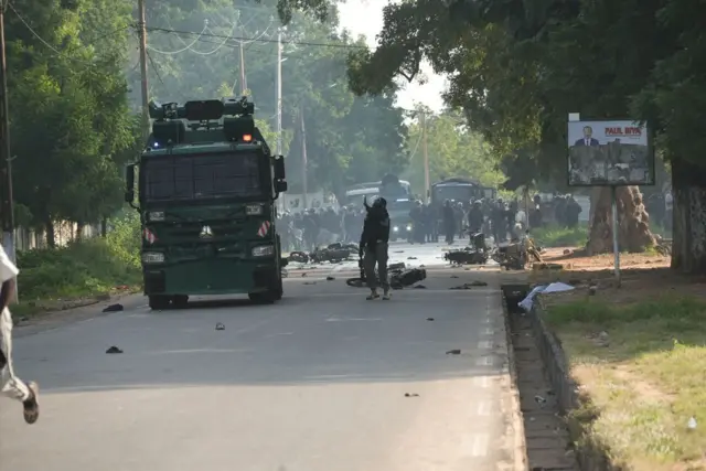 Des forces de l'ordre dégageant les barricades sur les routes