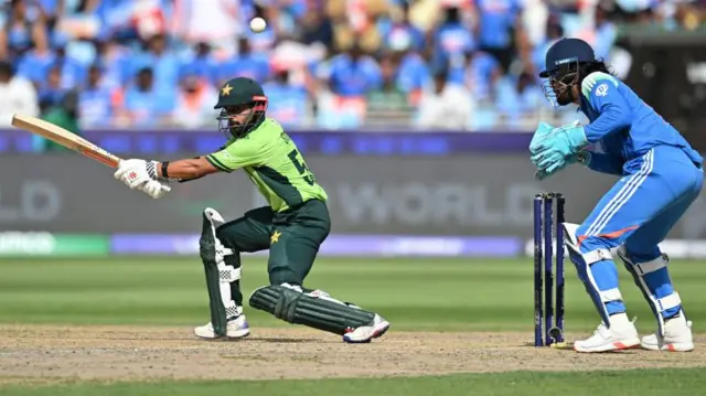 23 फरवरी, 2025 को दुबई में पाकिस्तान और भारत के बीच आईसीसी चैंपियंस ट्रॉफी के मैच के दौरान पाकिस्तान के सऊद शकील शॉट खेलते हुए जबकि भारत के केएल राहुल विकेटकीपिंग करते हुए. 