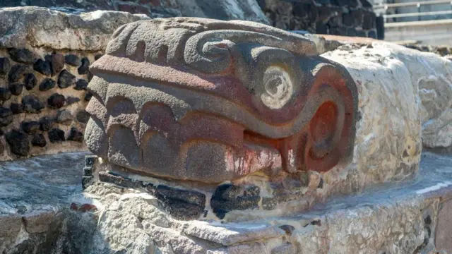 Cabeza de serpiente de piedra en el Templo Mayor, sitio arqueológico y museo del Templo Mayor, Ciudad de México, México.