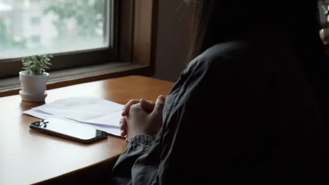 BBC와 인터뷰 중인 윤지 씨(가명). 한 가해자는 윤지 씨의 딥페이크 사진 위로 본인의 자위 영상까지 보냈다. 경찰 조사를 통해 알게 된 것은 그 가해자는 10대 소년이었다