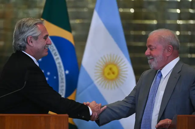 Alberto Fernandez e Lula apertando as mãos e sorrindofortune ox bet7kfrente às bandeiras do Brasil e Argentina, speaks alongside the President of Brazil, Luiz Inacio Lula da Silva, 