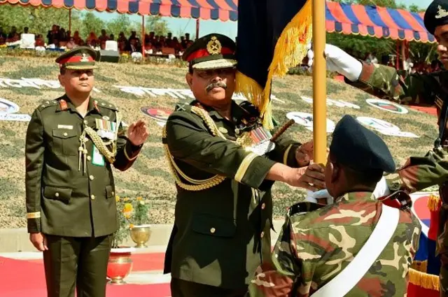 জেনারেল(অব.) আজিজ আহমেদ পতাকা প্রদান করছেন