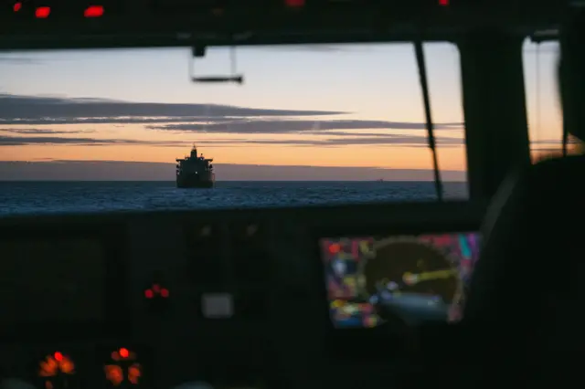 Tankowiec unosi się na morzu na tle zachmurzonego nieba, tuż po zachodzie lub przed wschodem słońca. Zdjęcie udostępnione przez belgijskie Ministerstwo Obrony po przejęciu przez belgijskie siły objętego sankcjami tankowca Ethera. Zarejestrowany w Gwinei tankowiec był powiązany z tzw. rosyjską flotą cieni. 1 marca 2026 r. Zdjęcie: Jorn Urbain / Ministerstwo Obrony Belgii / EPA / Shutterstock