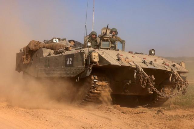Um tanque israelense avança em Gaza