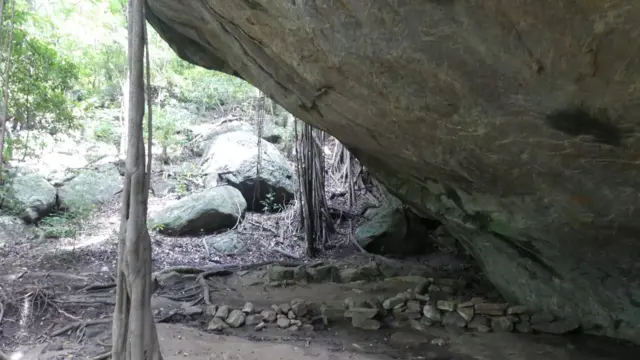 මෙම ප්‍රදේශය ආශ්‍රිතව කටාරම් කොටා සකස් කරන ලද ලෙන් කිහිපයක්ම දැකගැනීමට හැකියි. පුරා විද්‍යා නිලධාරියා පැවසුවේ එලෙස කටාරම් කොටා ඇති ලෙන් 47ක් මේ වන විට පුරා විද්‍යා රක්ෂිතයෙන් සොයා ඇති බවයි.