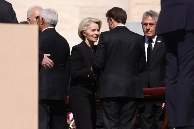 Президентка Європейської комісії Урсула фон дер Ляєн розмовляє з президентом Франції Еммануелем Макроном