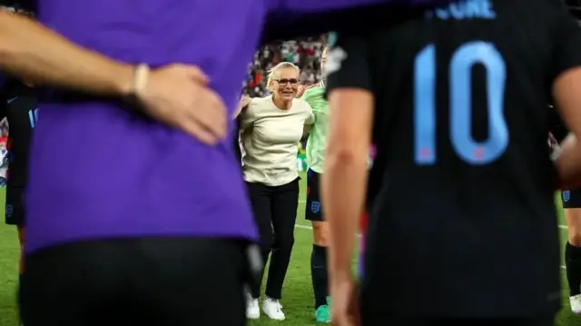 Sarina, abrazada con sus jugadoras antes de comenzar un partido