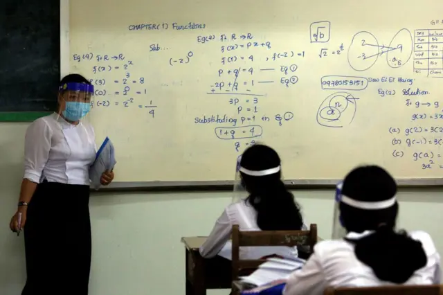 ရန်ကုန်က စာသင်ခန်းတစ်ခုအတွင်း သင်ကြားရေးဆရာမနဲ့ ကျောင်းသူ ၂ ဦး(ပုံဟောင်း)