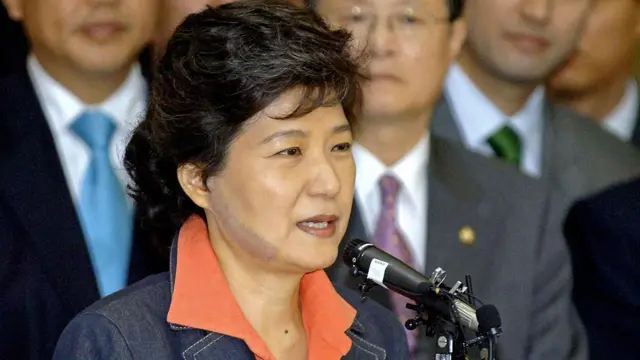 Pimpinan partai konservatif, Park Geun-hye, yang kemudian menjadi presiden Korsel pada 2013, diserang saat menghadiri kampanye politik