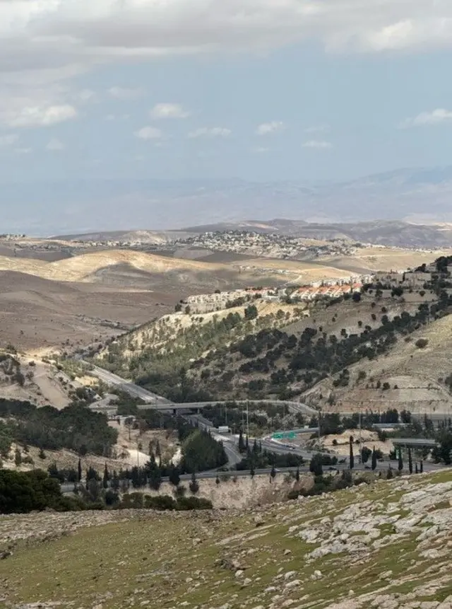 جاده شماره ۱ که جنوب و مرکز کرانه غربی را به هم وصل می‌کند
