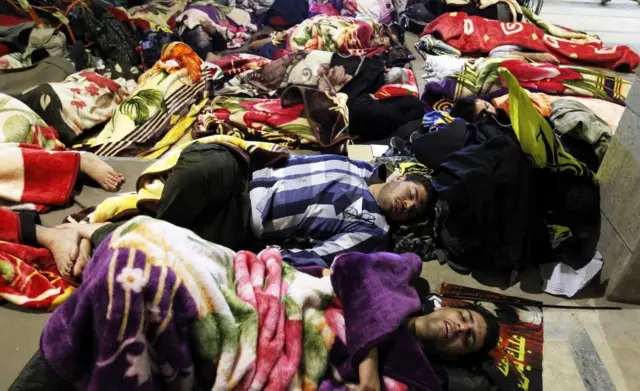 زائران در مسیر شهر نجف