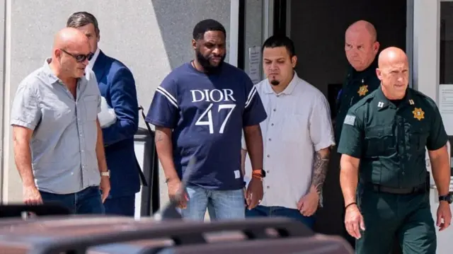 Kilmar Ábrego acompañado de autoridades en su liberación en Tennessee