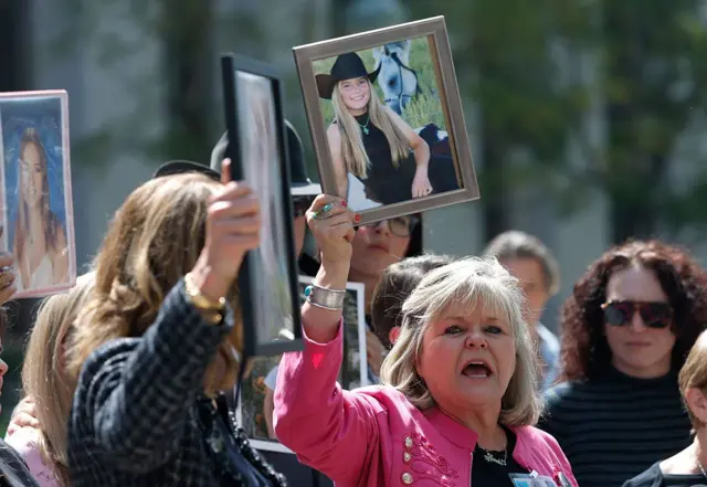 बच्चों को प्लेटफॉर्म्स से होने वाले कथित नुकसान को लेकर मेटा और अन्य सोशल मीडिया प्लेटफॉर्म्स के ख़िलाफ़ एक और मामला जून में कैलिफोर्निया की संघीय अदालत में शुरू होने वाला है.