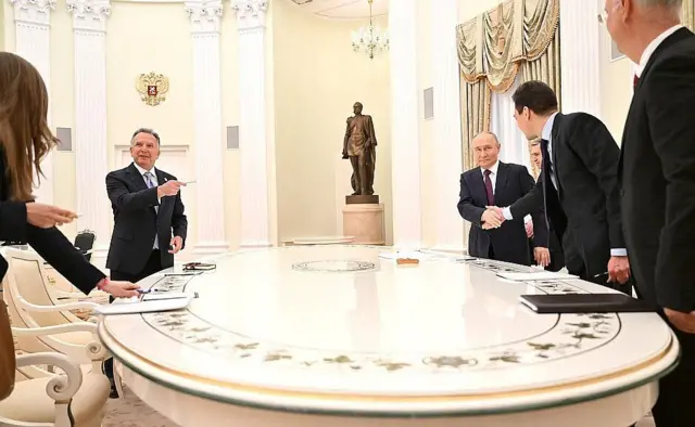 Specjalny wysłannik prezydenta USA Steven Witkoff i prezydent Rosji Władimir Putin spotykają się podczas negocjacji