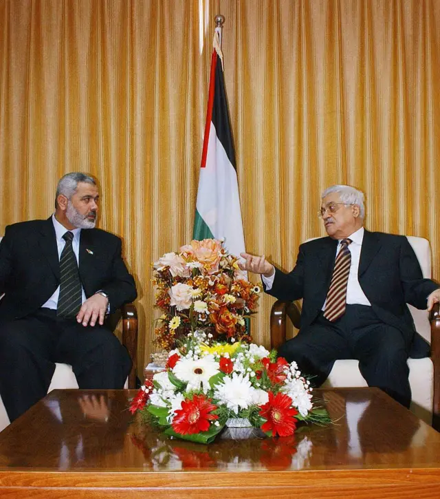 صورة أرشيفية لرئيس السلطة الفلسطينية محمود عباس (على اليمين) مع إسماعيل هنية حين كان رئيس الوزراء، في 5 أبريل/نيسان 2007 في مكتب هنية في غزة.