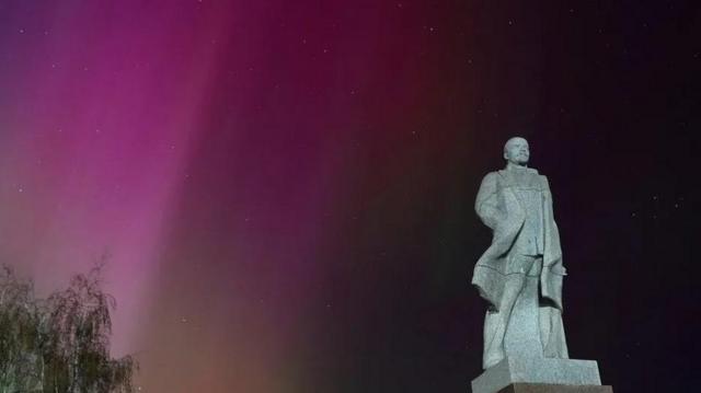 أضواء الشمال في مدينة تارا في سيبيريا في روسيا.
