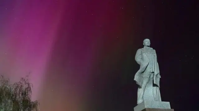 أضواء الشمال في مدينة تارا في سيبيريا في روسيا.