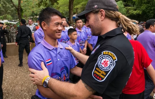 မစ္စတာ ချန်တဝေါင်းနဲ့ သူတို့ကို ကယ်ခဲ့သူတစ်ဦးတို့ ၂၀၁၈ ဒီဇင်ဘာမှာ ပြန်တွေ့ကြစဥ်