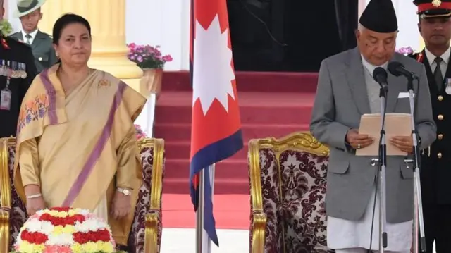 राष्ट्रपति रामचन्द्र पौडेल र विद्यादेवी भण्डारी (बायाँ)