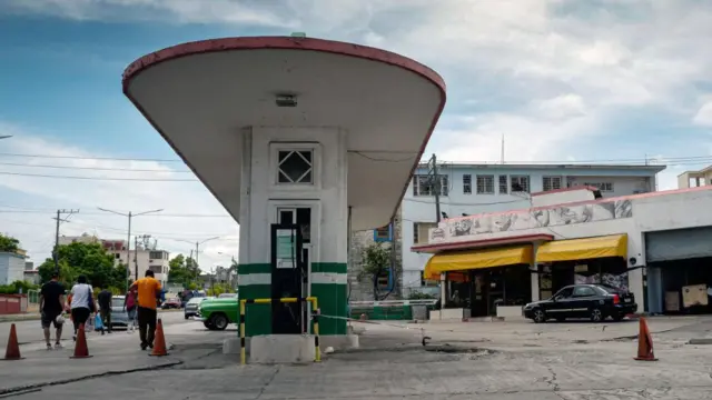 Gasolinera vacía en La Habana.