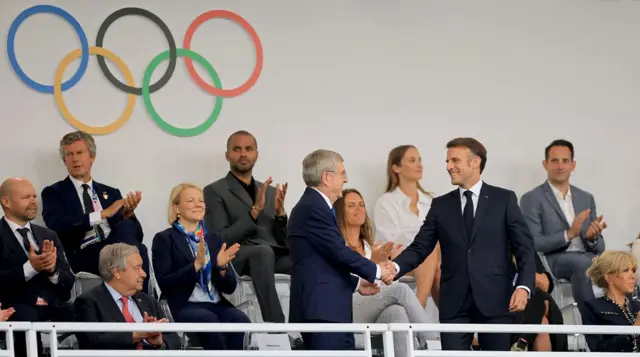 Perezida Emmanuel Macron w'Ubufaransa yari yitavye ibi birori ari kumwe n'umukuru wa komite mpuzamakungu ya Olempike Thomas Bach. 