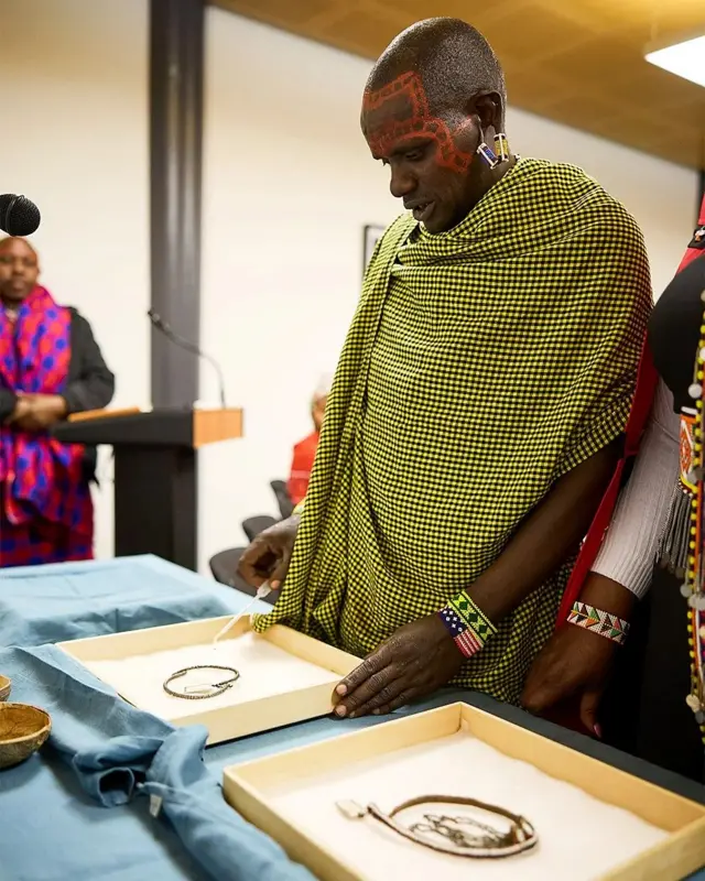 La réunion au musée Pitt Rivers a impliqué des éléments qui ne sont normalement pas autorisés à proximité des objets de musée, comme le feu et le thé (Crédit : musée Pitt Rivers, Université d'Oxford).