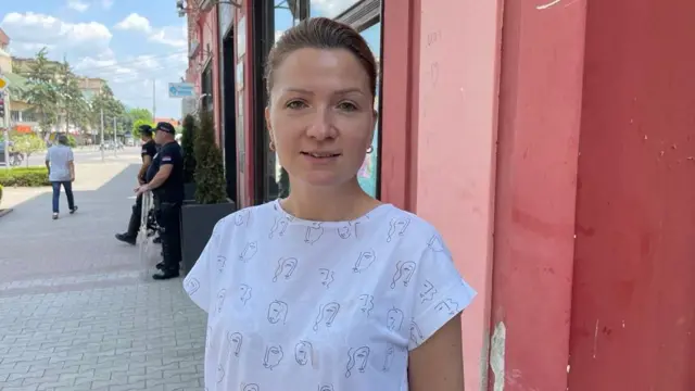 Dragana Rašić, nositeljka liste „Promena u koju verujemo" vrši pregled biračkog materijala sa kolegama