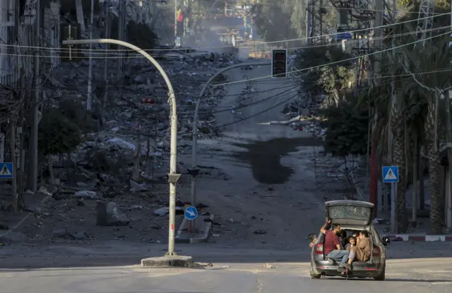 Moradores da Cidadesite sokkerproGaza fogemsite sokkerproum carro enquanto Israel continua os ataques aéreos na Faixasite sokkerproGaza