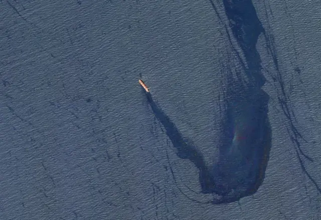 ጉድኣት ዝበጸሓ መርከብ