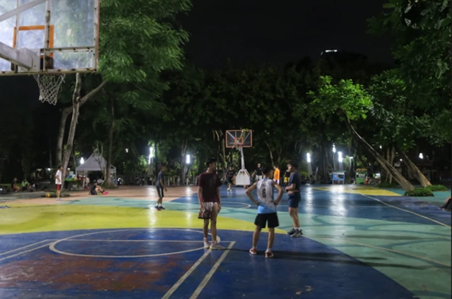Taman Menteng di Jakarta Pusat menyediakan lapangan basket.