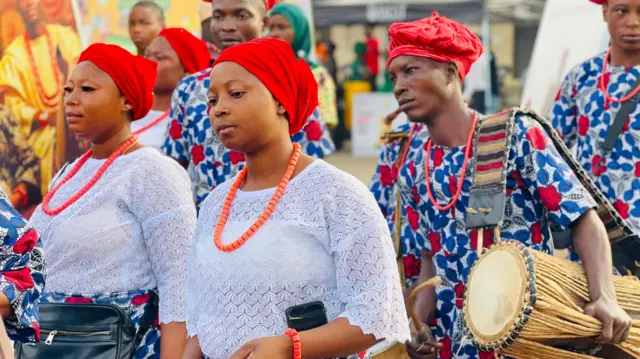 Awọn obinrin ro dẹdẹ kan dudu nibi ayẹyẹ Ojude Oba.