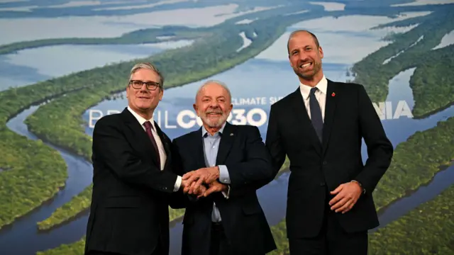 在巴西贝伦举行的COP30期间，英国威廉王子（右）与首相基尔·斯塔默爵士（左）和巴西总统卢拉（中）握手致意（6/11/2025）