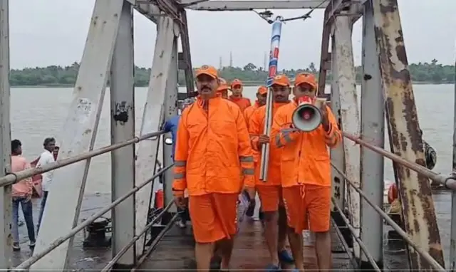 चक्रवातबाट प्रभाव पर्न सक्ने स्थानमा पूर्वचेतावनी दिँदै अधिकारीहरू 