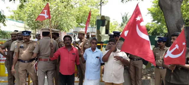 எஸ்சி/ எஸ்டி பிரிவின் கீழ் வழக்குப் பதியக் கோரி போராட்டம்