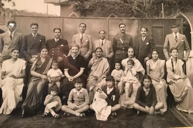 बर्क़ परिवार की तस्वीर में रणवीर सिंह की दादी चांद बर्क़ (सबसे दाएं) और सैम्युल मार्टिन बर्क़ (बाएं से चौथे)