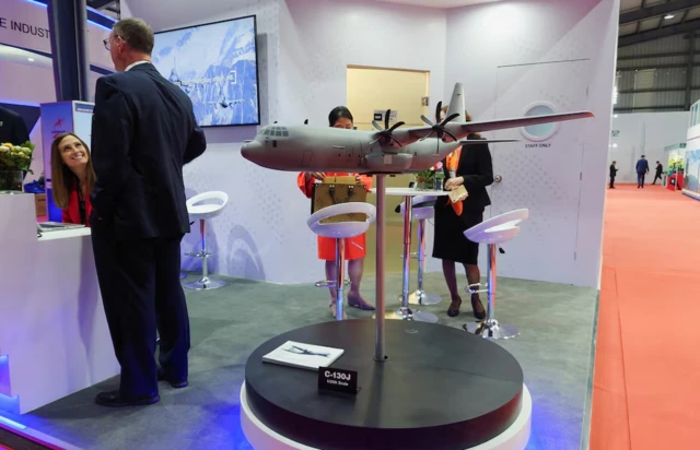 Mô hình máy bay vận tải quân sự C-130J của Lockheed Martin được trưng bày tại Triển lãm Quốc phòng Quốc tế Việt Nam 2022 tại Hà Nội vào tháng 12/2022
