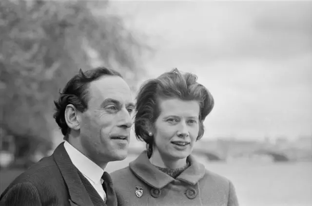 ਜੇਰੇਮੀ ਥੋਰਪ ਆਪਣੀ ਪਤਨੀ ਕੈਰੋਲੀਨ ਆਲਪਾਸ ਨਾਲ