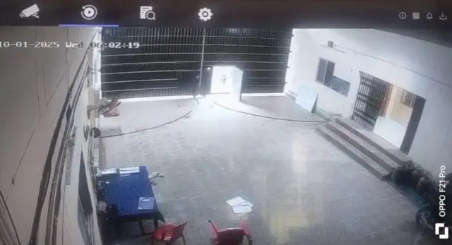 কয়েদীরা পালিয়ে যাওয়ার পর কারাগারের খোলা গেট