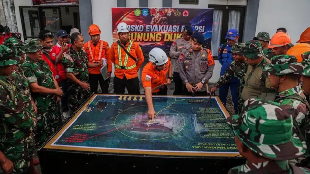 Posko Evakuasi, Kecamatan Galela, Kabupaten Halmahera Utara, Maluku Utara, Minggu (10/05).