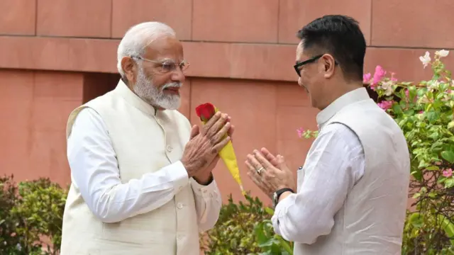 மத்திய அமைச்சர் கிரண் ரிஜிஜுவுடன் பிரதமர் நரேந்திர மோதி 