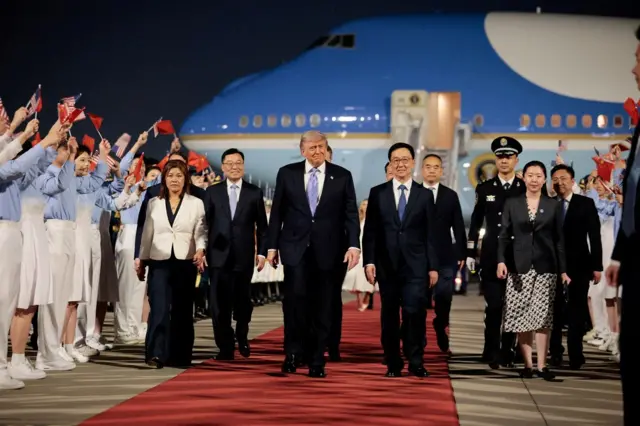 Trump e comitiva desembarcam em Pequim