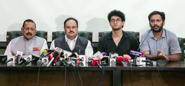 केंद्र सरकार आणि कॉक्रोच जनता पार्टीची दिल्लीतील पत्रकार परिषद