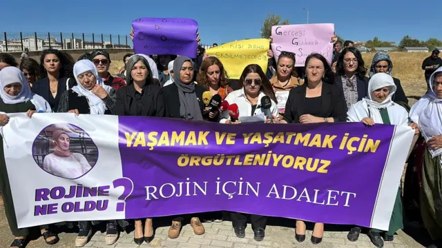 Pankart taşıyan kadınlar. Mor renkli pankartta "Rojin'e ne oldu" yazıyor.