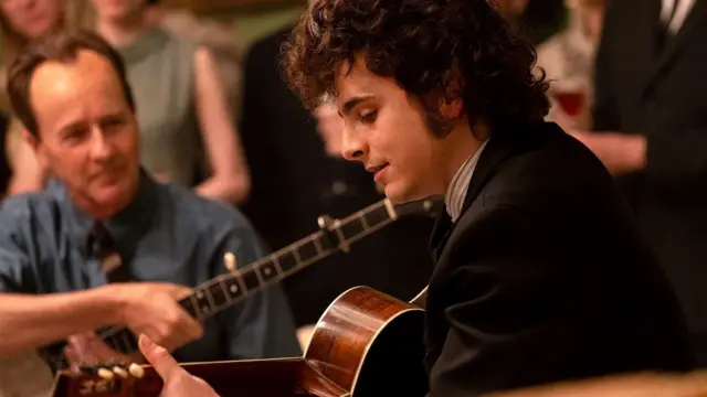 Chalamet como Bob Dylan no filme Um Completo Desconhecido