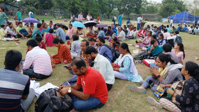 कोलकाता , धरने पर बैठे शिक्षक