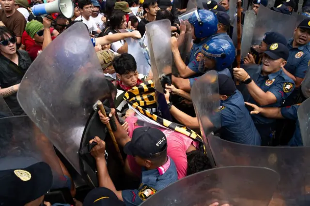 Стычки с полицией Маниле