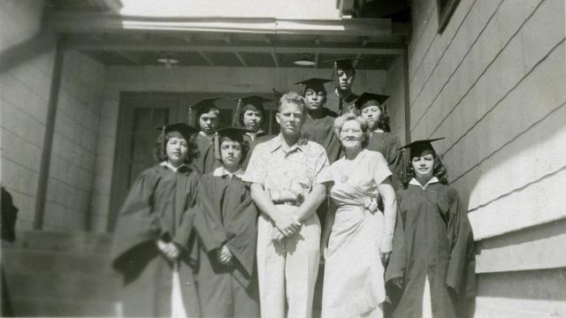  Unos graduados y el profesor Kappleman en la Escuela Primaria Blackwell, la escuela segregada para niños mexicano-estadounidenses en Marfa, Texas, Estados Unidos.