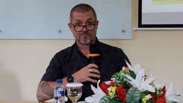 Ian Douglas Wilson dalam acara bedah bukunya yang berjudul “Politik Jatah Preman: Ormas dan Kuasa Jalanan di Indonesia Pasca Orde Baru”. Acara tersebut dilaksanakan pada hari Selasa (15/1) di Ruang Sidang Direktur Pascasarjana, Gedung Kasman Singodimedjo, Universitas Muhammadiyah Yogyakarta (UMY).