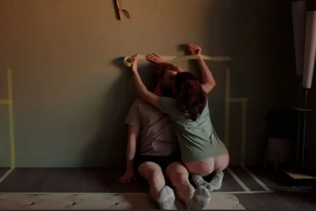 кадр з фільму "Медовий місяць"