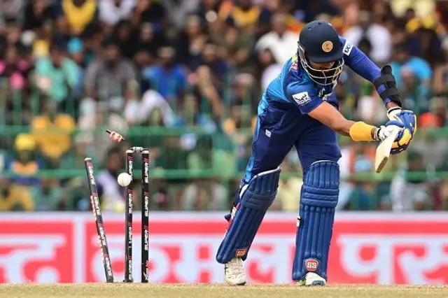 තරගයේ 6 වන පන්දු වාරයේදී මොහොමඩ් සිරාජ් විසින් නායක දසුන් ශානක ගේ කඩුල්ලද දවා ගන්නා ලදී. 